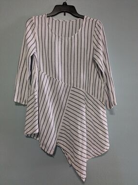 Et Lois Striped Asymmetrical Tunic Top - White and Gray